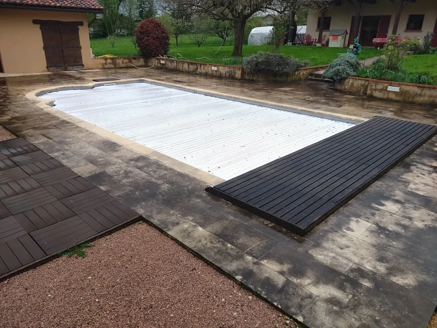 Couverture de piscine — avant nettoyage